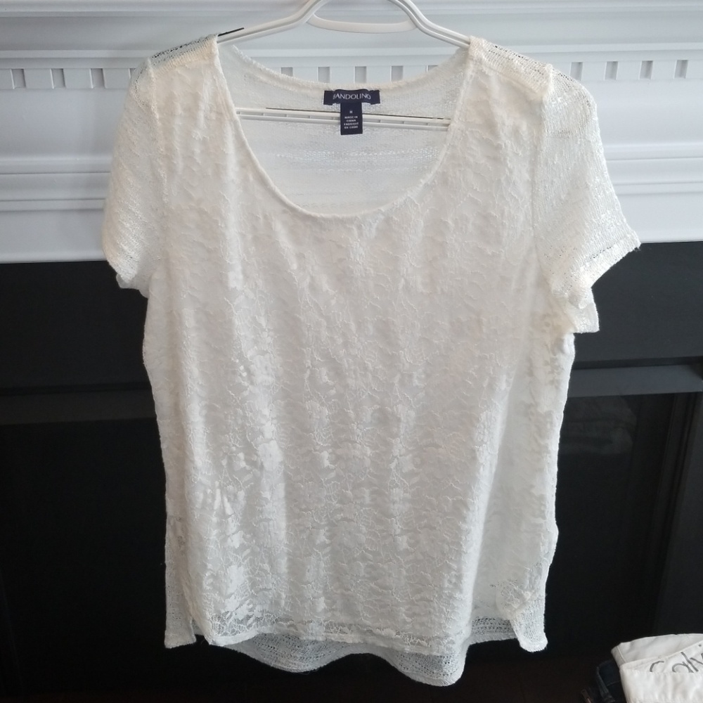 White lace pattern t-shirt blouse